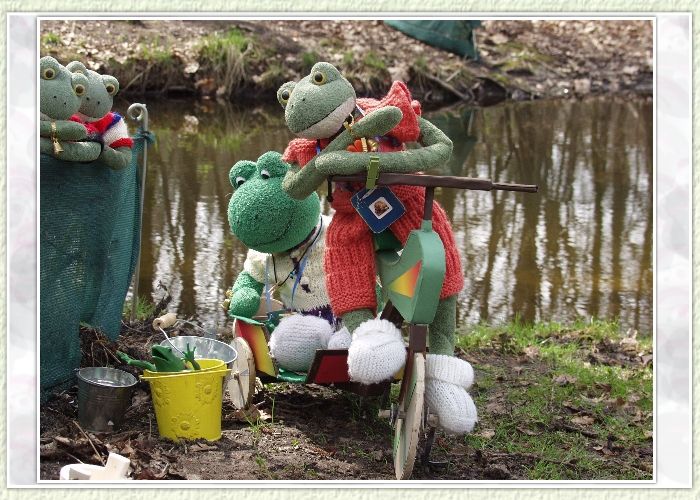 "Gut das ihr gekommen seid", ruft der kleine Frosch, "ich hatte Durst und wollte Wasser trinken. Der Eimer war leer, ich bin abgerutscht und rein gefallen". Berti beruhigt den kleinen Frosch:" Keine Angst, wir holen dich hier raus". Mondi entscheidet: "Unser Sanitäter Poldi wird dich untersuchen. Wir wollen sehen , ob du erkältet bist".