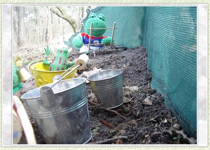 Klein-Mondi ruft:" In dem großen Eimer ist kein Frosch, ich habe alles kontrolliert". Der kleine Frosch ist erleichtert: "Vielen Dank, dann sind die anderen Frösche alle am Teich angekommen". Klein-Mondi entgegnet: "Das ist für uns selbstverständlich, wir lassen keinen in der Not zurück. Bald bist du wieder bei deinen Freunden".