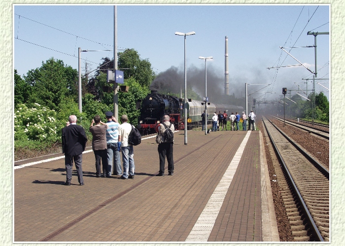 Der Sonderzug bei der Ankunft im Haltepunkt Strehlen. Das war ein Erlebnis für uns, der Zug war schon von weitem zu sehen und danach konnte man ihn riechen.