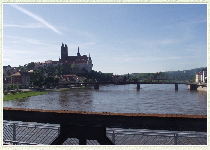 Ratternd überquert der Zug die Elbebrücke in Meißen, die Albrechtsburg bietet sich im besten Licht dar.