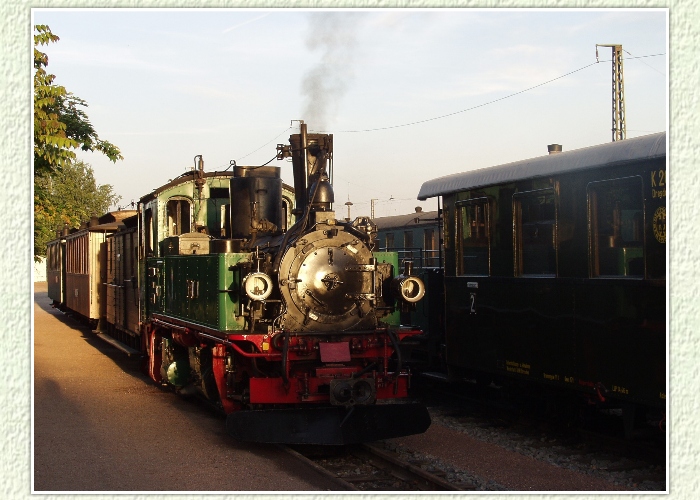 Radebeul-Ost, unser Ziel ist erreicht. Der kleine Bruder unserer großen Lokomotive ruht sich hier von den Anstrengungen des Tages aus.