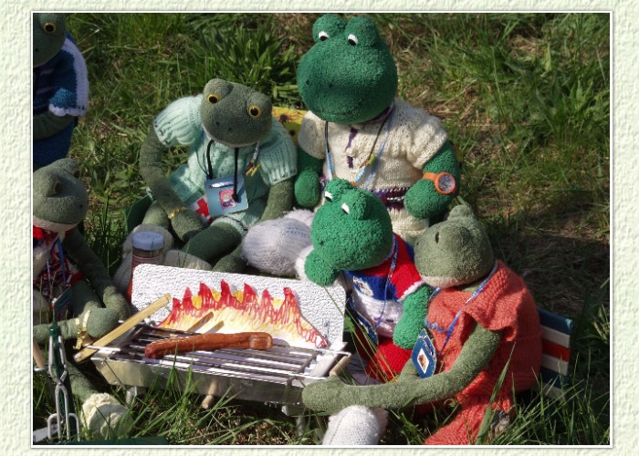 Fridolin hatte Erfolg, aber es war die letzte Wurst.Kurti sagt:"Da bekommt jeder ein kleines Stück, ich gebe mir auch besonders viel Mühe beim Grillen."