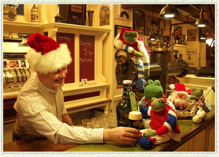 Gernot, der Wirt der "Kneipe Pur" sorgt für einen kühlen Trunk."Wir brauen unser Bier selbst, probiert mal das Weihnachtsbier oder das Weihnachtsbock",ruft er Kurti und Mondi zu.Für den "Weihnachts-tanz" am 17.Dezember hat er gleich reserviert."Ihr seid auch gern zum Weihnachtsbrunch am 25./26.Dez. herzlich willkommen,gern nmit euren Freunden",gibt der Wirt ihnen noch mit auf den Weg.
