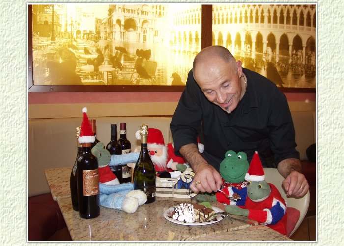 Dorino Susana empfängt seine Gäste im"Piazza San Marco" mit weihnachtlichen Überraschungen. "Panettone, der italienische Weihnachtskuchen zergeht auf der Zunge", schwärmt er und kann Kurti ohne viel Mühe überzeugen.Überzeugt scheinen die Freunde auch vom Weinangebot zu sein und schnell ist der Entschluss gefasst, nach der Weinachtsmannparade am 4.Dez. in der Hauptstraße einzukehren und ab 19.00 Uhr die  Paraden-Aftershowparty zu genießen.