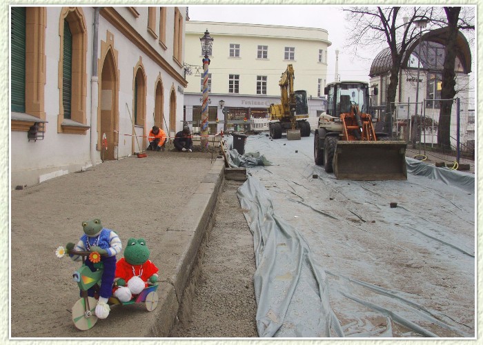 Der grundhafte Ausbau am Salzhofufer bringt Kurti und Mondi zum Staunen. Gespannt begutachten die Freunde die aktuellen Arbeiten an der komplett aufgerissenen Straße Am Salzhof. 