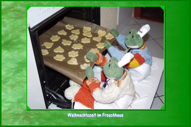 Fridolin: “So ,jetzt rein in den Ofen und backen lassen.“ Poldi: “Wir müssen rechtzeitig nachsehen, sonst sind die Kekse schwarz.“ Fridolin: “Das wäre nicht gut, denn unsere Freunde hätten auf dem Weihnachtstisch dann keine Kekse.“