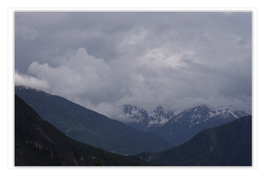 Die dunklen Wolken haben zugenommen und dichter Nebel zieht von den Bergen herüber.