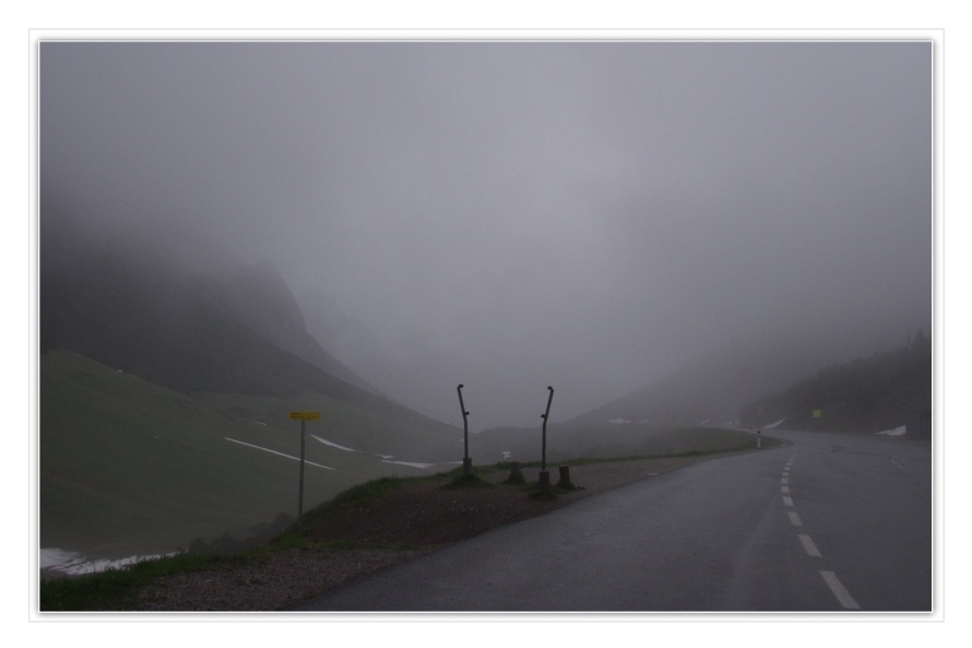 "Du hast Recht, weiter unten ist es heller .Dort werden wir die Suche fortsetzen", sagt Fridolin."Ich fahre jetzt vorsichtig in das Tal, wir werden aber trotzdem nach links und rechts Ausschau halten", entgegnet Kurti.