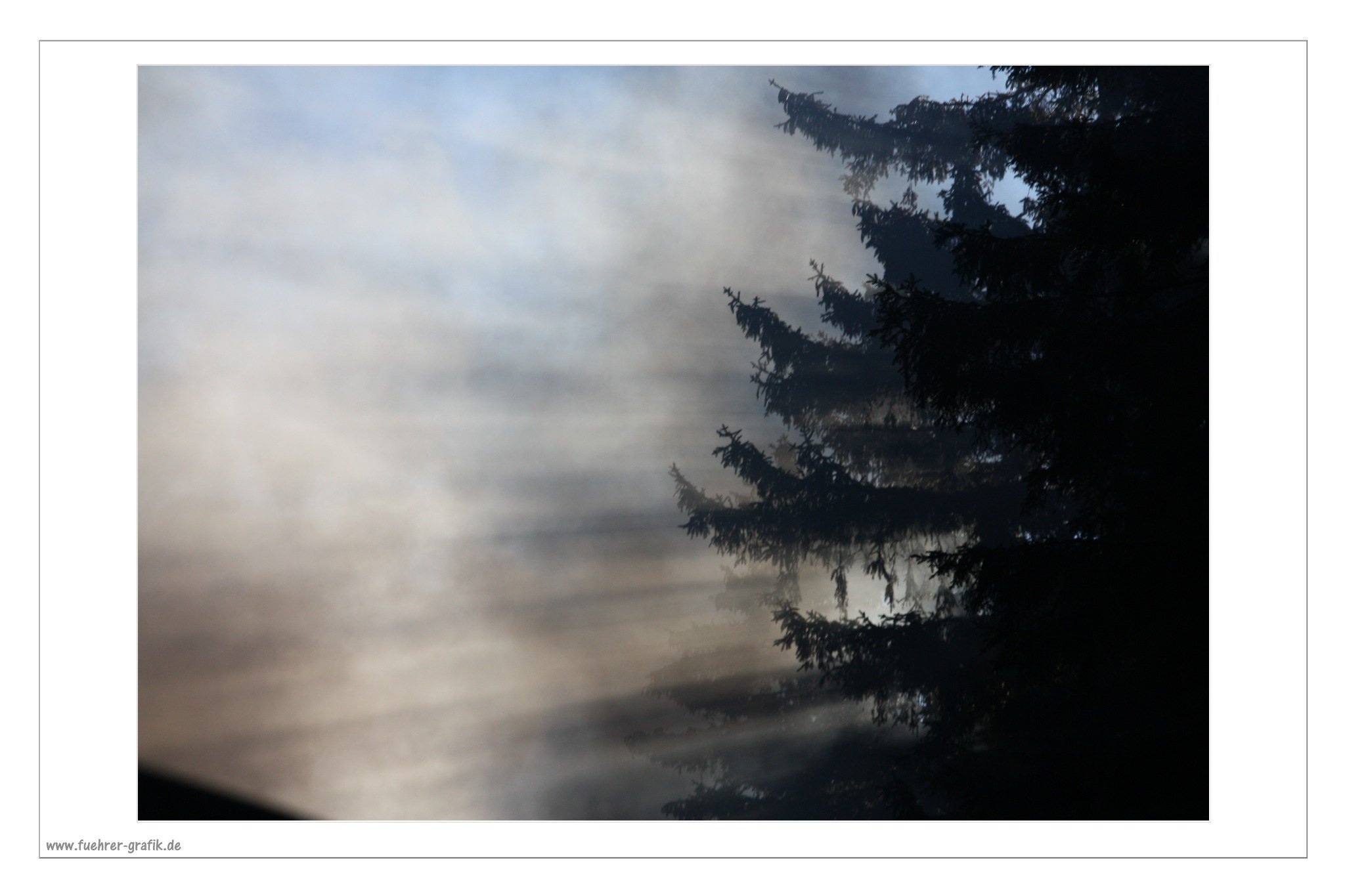 Sonnenstrahlen im Rauch